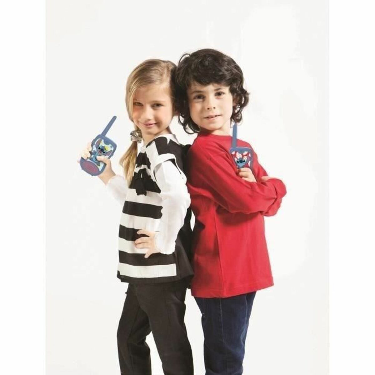 Niños usando walkie talkie for kids, sonriendo y luciendo divertidos con su tecnología de juguete.