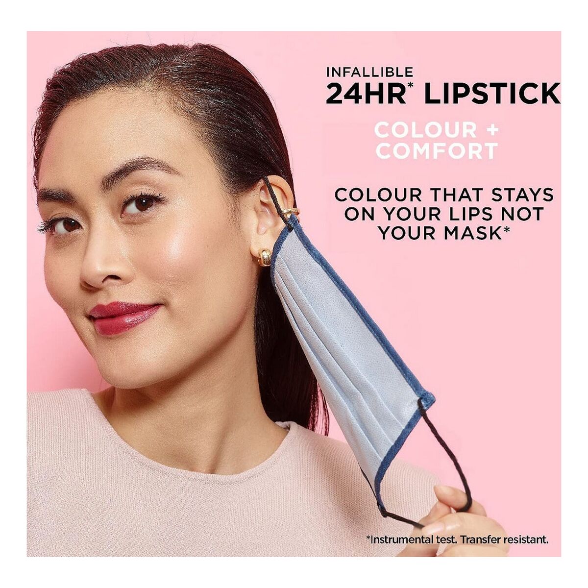 Mujer usando Infallible 24HR lipstick con color y comodidad, demuestra que el color permanece en los labios, no en la máscara.