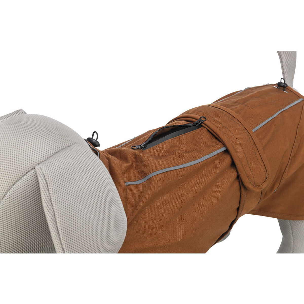 Chubasquero perro naranja Trixie S con material ajustable y cremallera, ideal para días lluviosos.