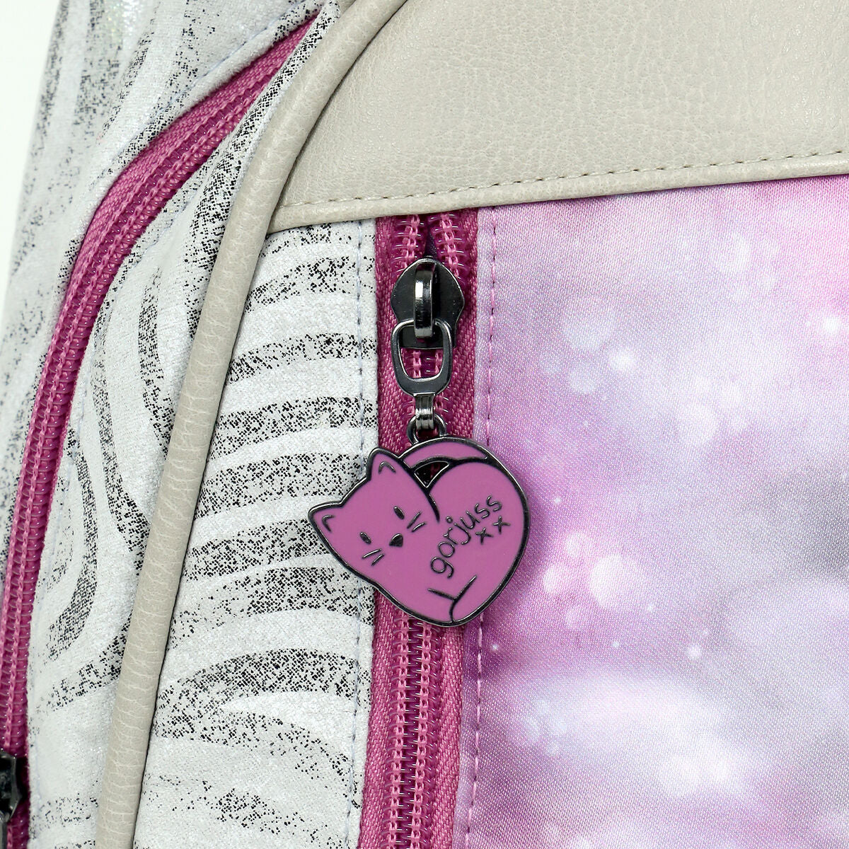 Mochila Gorjuss para niños Gris con cierre decorado con llavero de gato rosa.