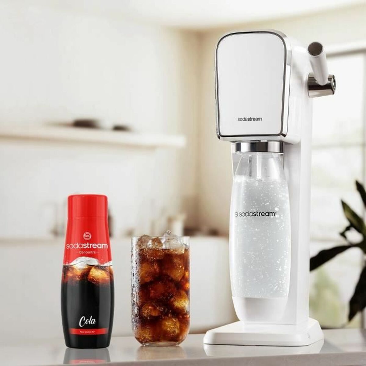 Soda sodastream 440 ml set con refrescos cola en un hogar moderno y elegante.