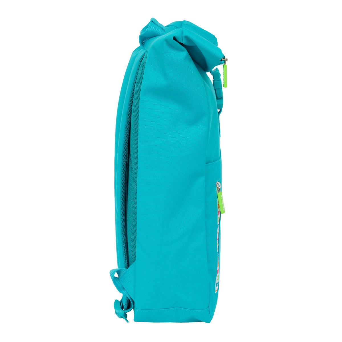 Mochila Casual Benetton Summer Azul de color azul, vista lateral mostrando su diseño moderno y compartimentos.