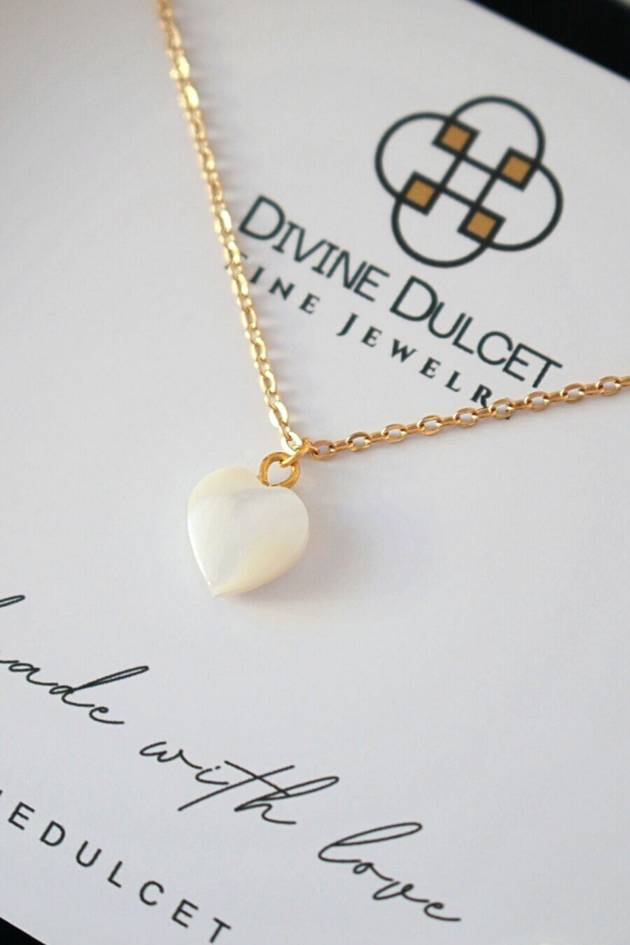 Collar de Concha Marina Natural con Corazón Bañado en Oro 24K