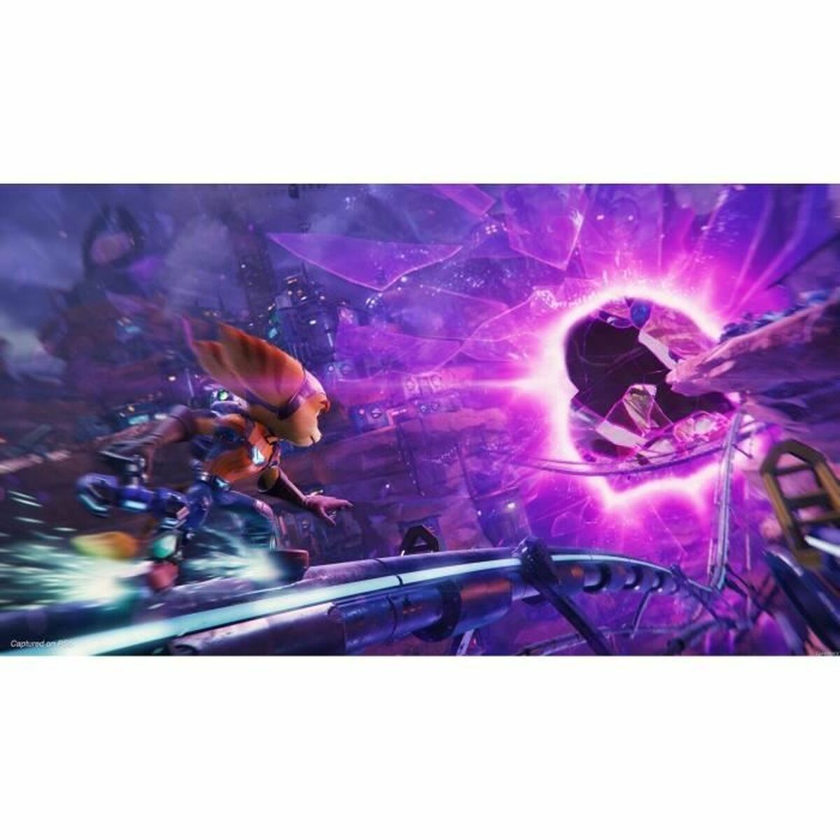 Escena del videojuego Ratchet and Clank Rift Apart PS5 con personaje atravesando un portal en un entorno vibrante.