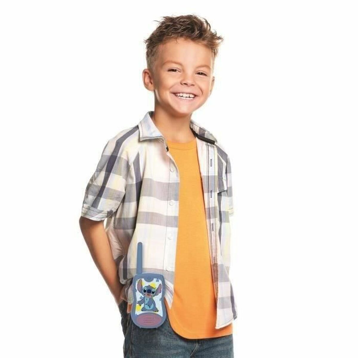Niño sonriente con Walkie-Talkie Lexibook Stitch, ideal como walkie talkie for kids en un entorno divertido.