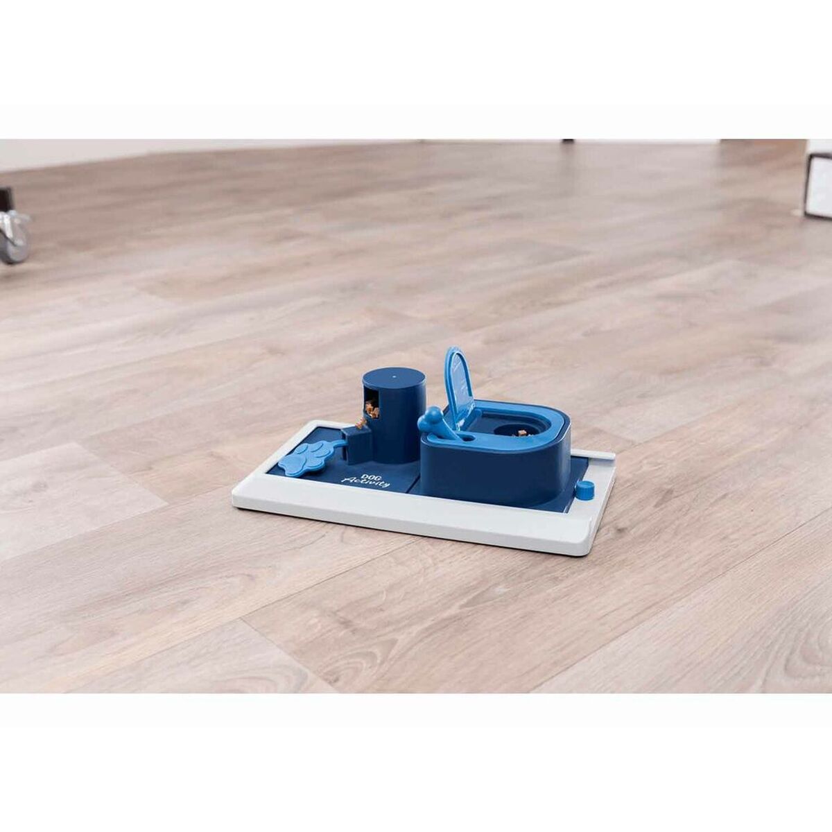 Juguete antideslizante para perros Trixie en color azul y verde, ideal para mantener a tu perro entretenido.
