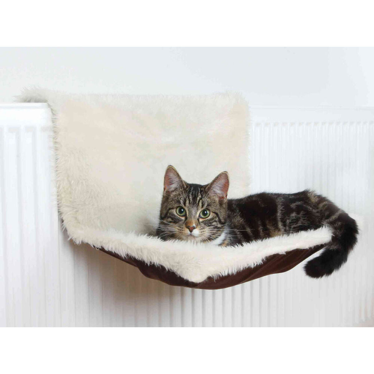 Cama para gato Trixie marrón crema 26 cm, gato descansando en una cama suave y cómoda, ideal para interiores.