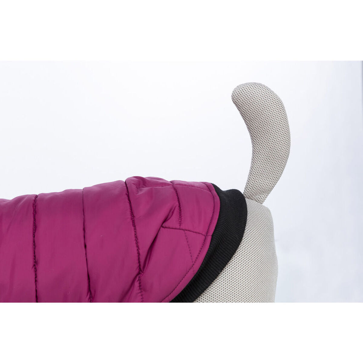 abrigo para perro morado Trixie sobre un perro de peluche, mostrando el color morado y diseño acolchado.