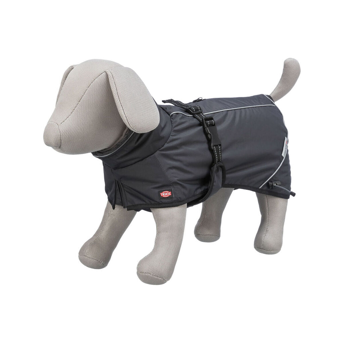 abrigo impermeable para perro negro Trixie Calvi L en modelo de exhibición sobre perro de peluche.