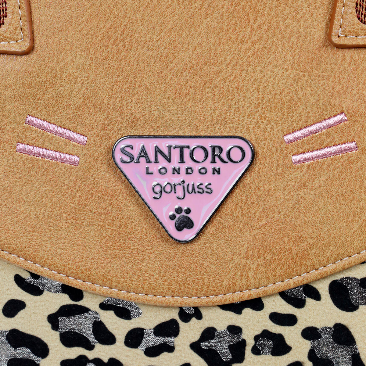 Logo de Santoro London en mochila leopardo para niños, detalles en cuero y diseño atractivo.