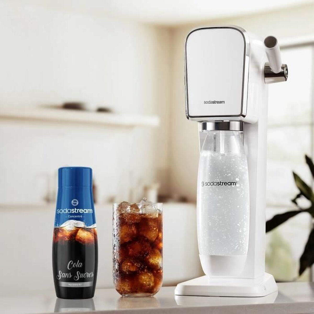 SodaStream cola concentrados sin azúcar junto a gaseosa preparada en un hogar moderno.