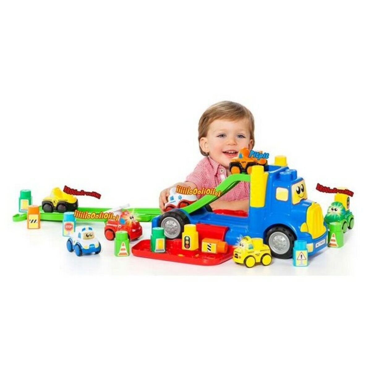 Niño jugando con el Camión de bloques de construcción Moltó 19470 rodeado de coches y bloques de construcción coloridos.