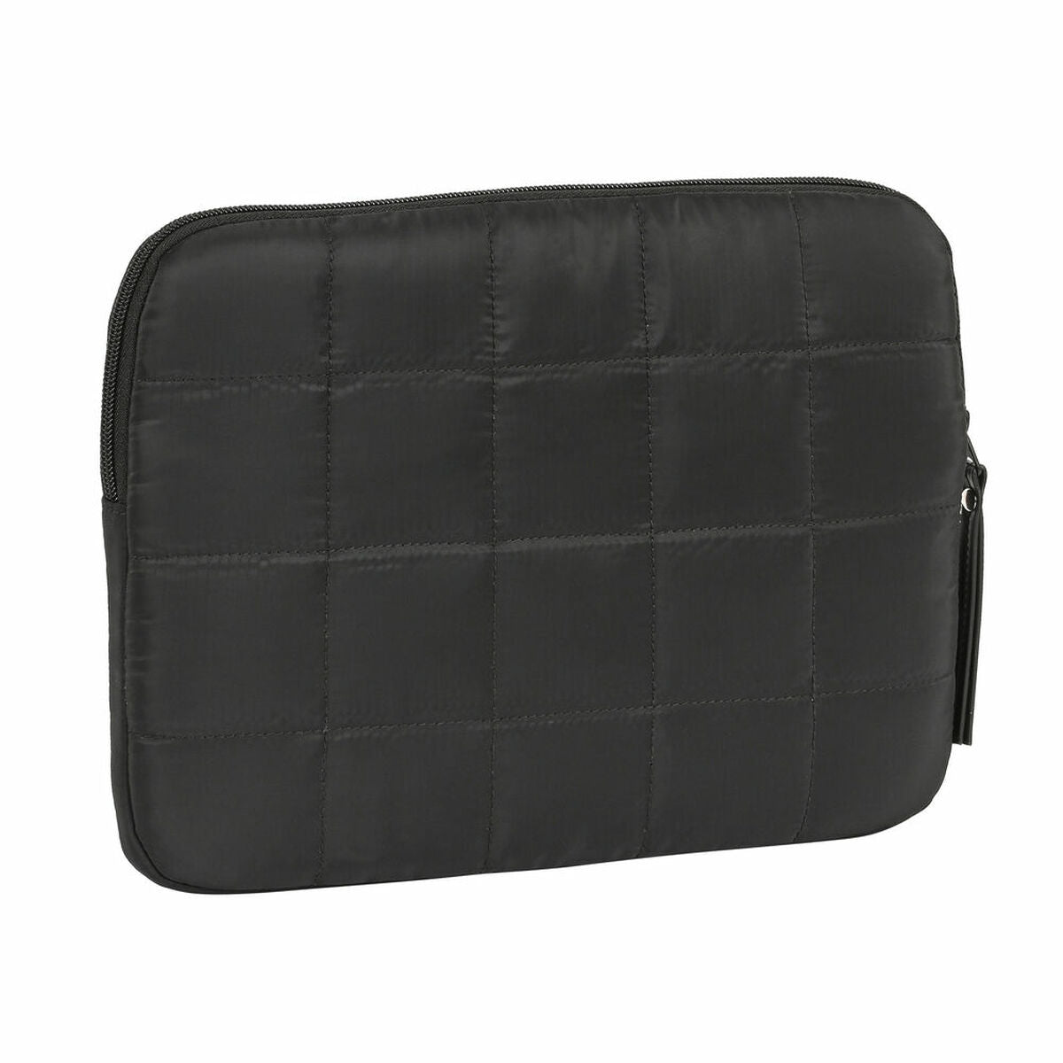 Funda acolchada para portátil 11.6 pulgadas en color negro con cierre de cremallera y diseño acolchado.
