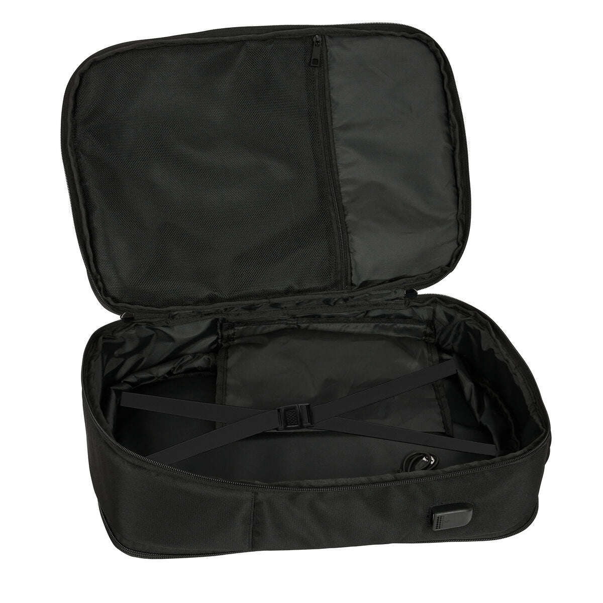 Interior de mochila de viaje negra para portátil con compartimento acolchado y correas ajustables.