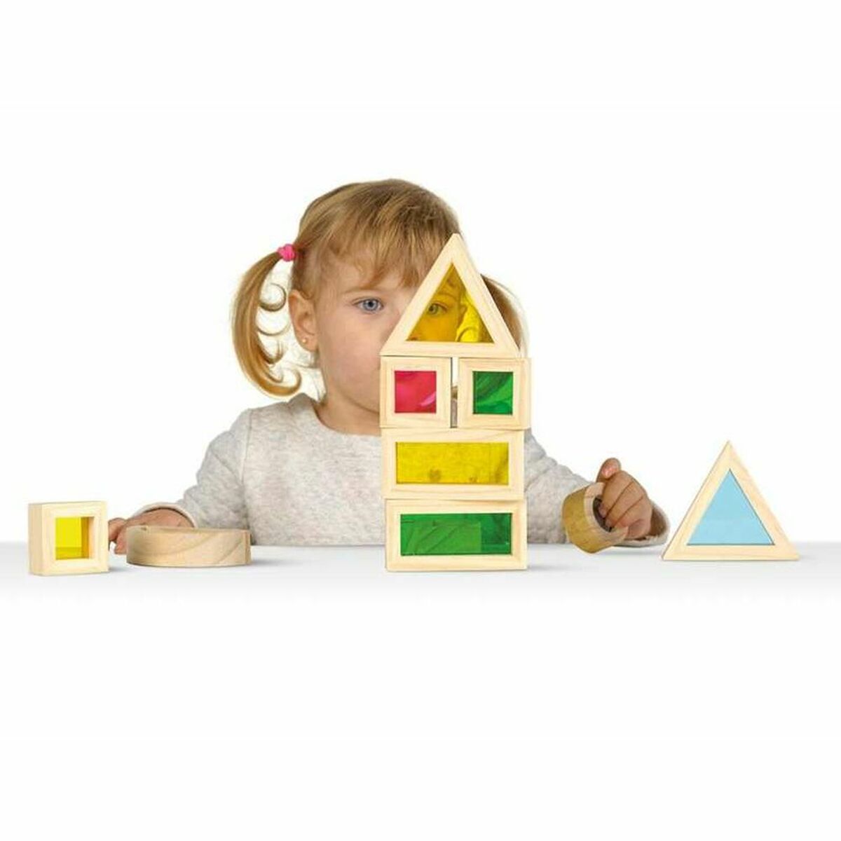 Niña jugando con el Puzzle Cayro Color Blocks Montessori, un puzzle de bloques de colores educativo.