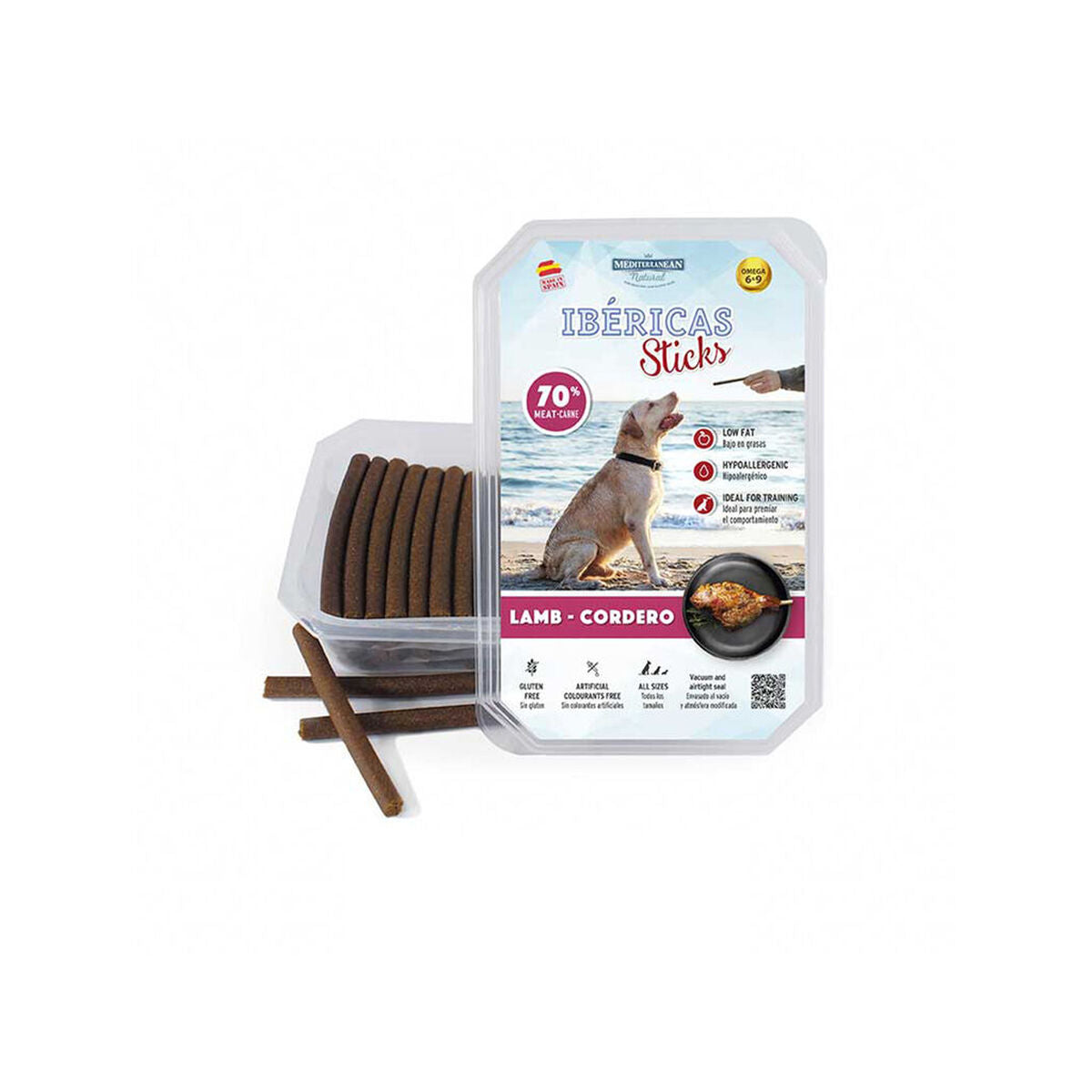 Snack para perros sabor cordero, Ibericas Sticks, 70% carne, 800 gr, en paquete con perro en la playa.