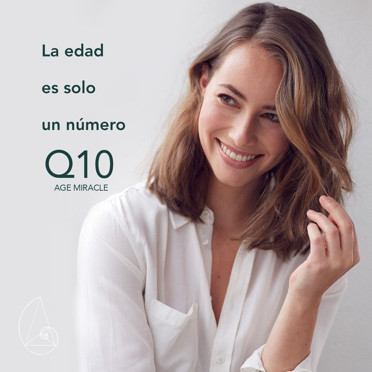 Mujer sonriente con piel radiante usando crema antiedad Macca Age Miracle y disfrutando de su belleza.