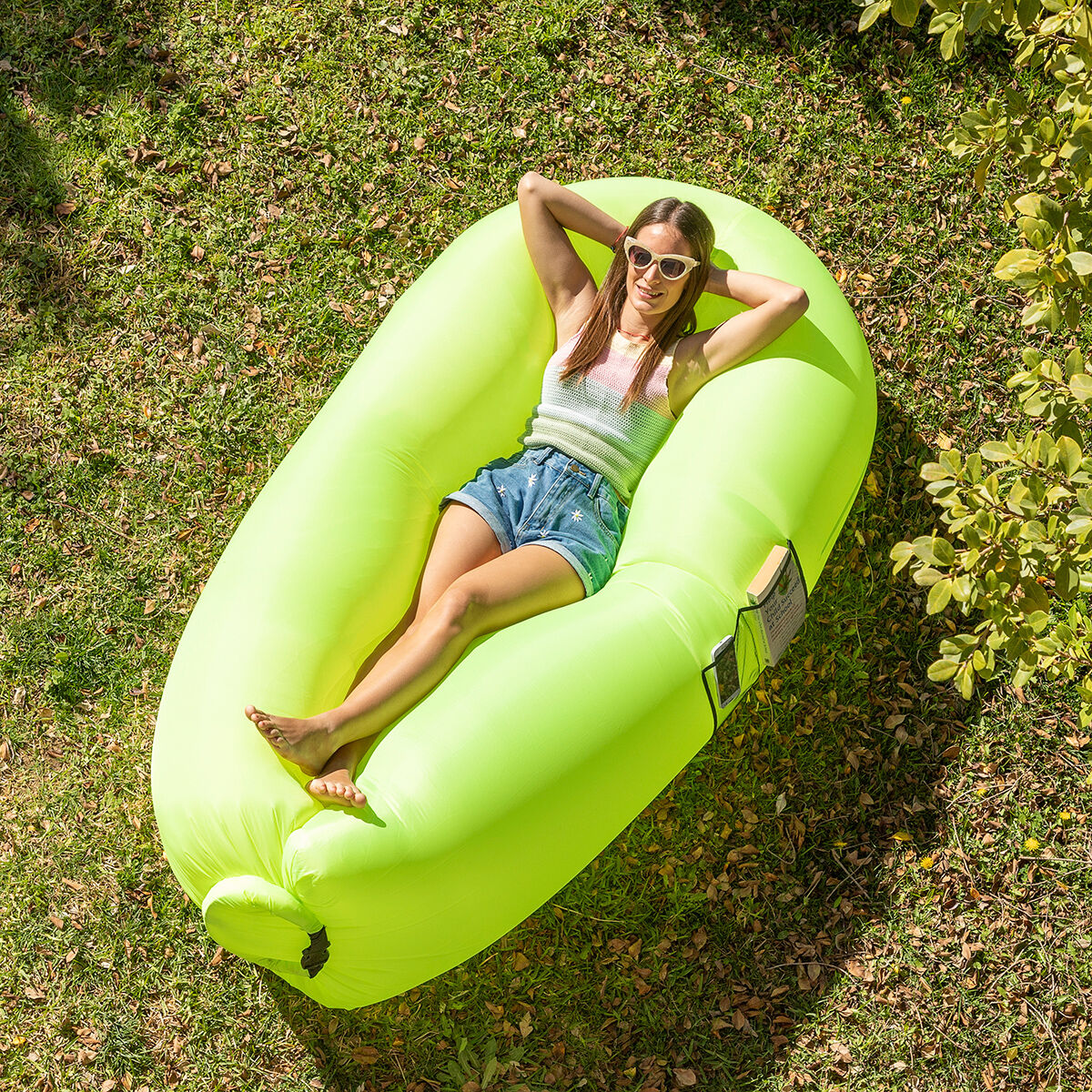 Disfruta del sofá hinchable InnovaGoods en el campo, ideal para relajarte al aire libre y mejorar tu figura.