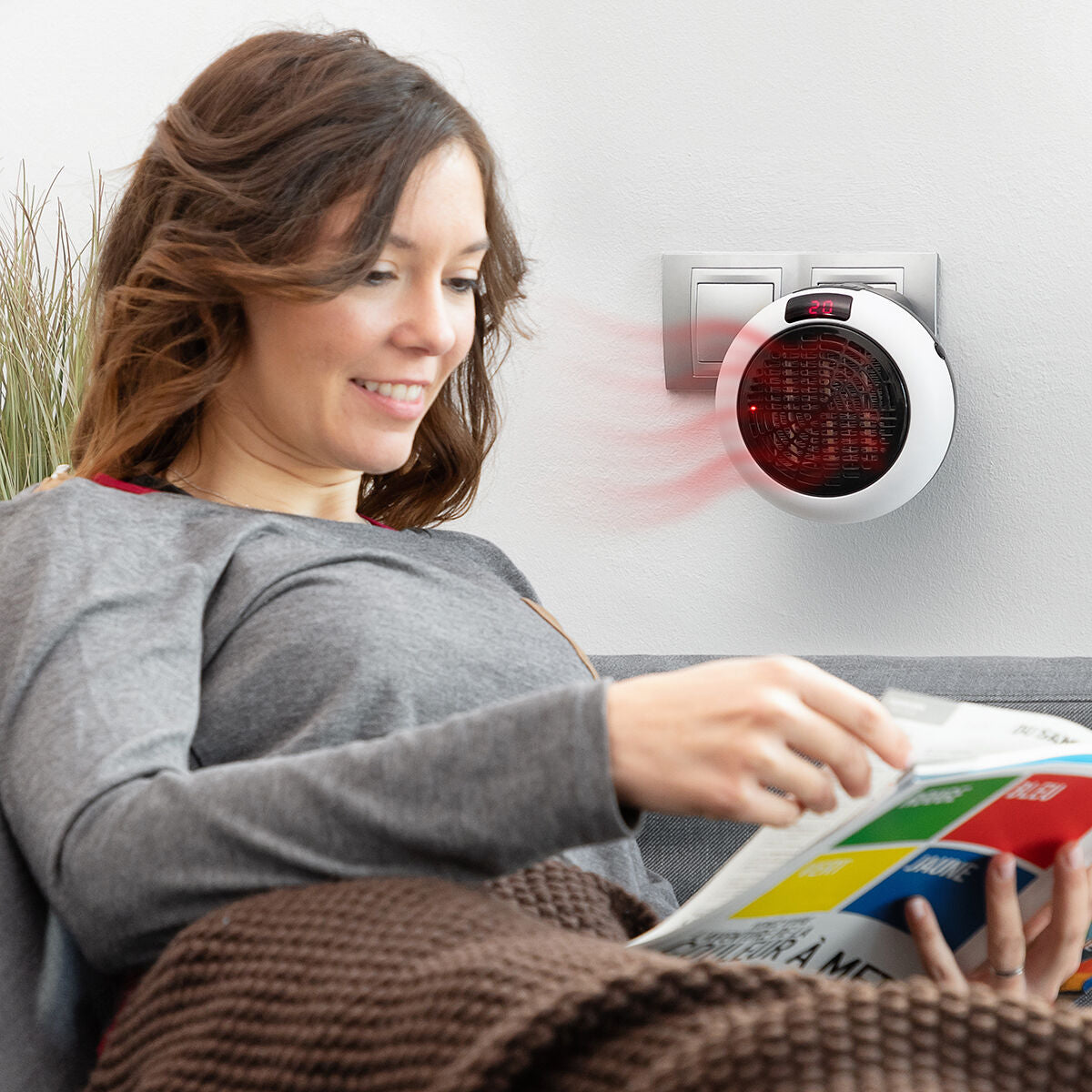 Calefactor cerámico con mando a distancia, mujer disfrutando de confort en su hogar, calefacción eficiente, diseño práctico.