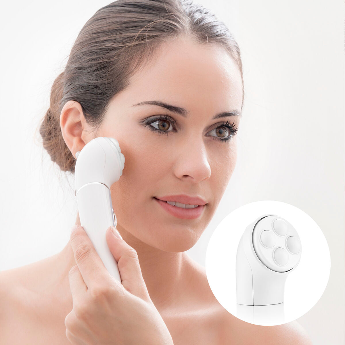 Mujer usando la depiladora íntima recargable InnovaGoods Wellness Beauté para cuidado facial y limpieza.