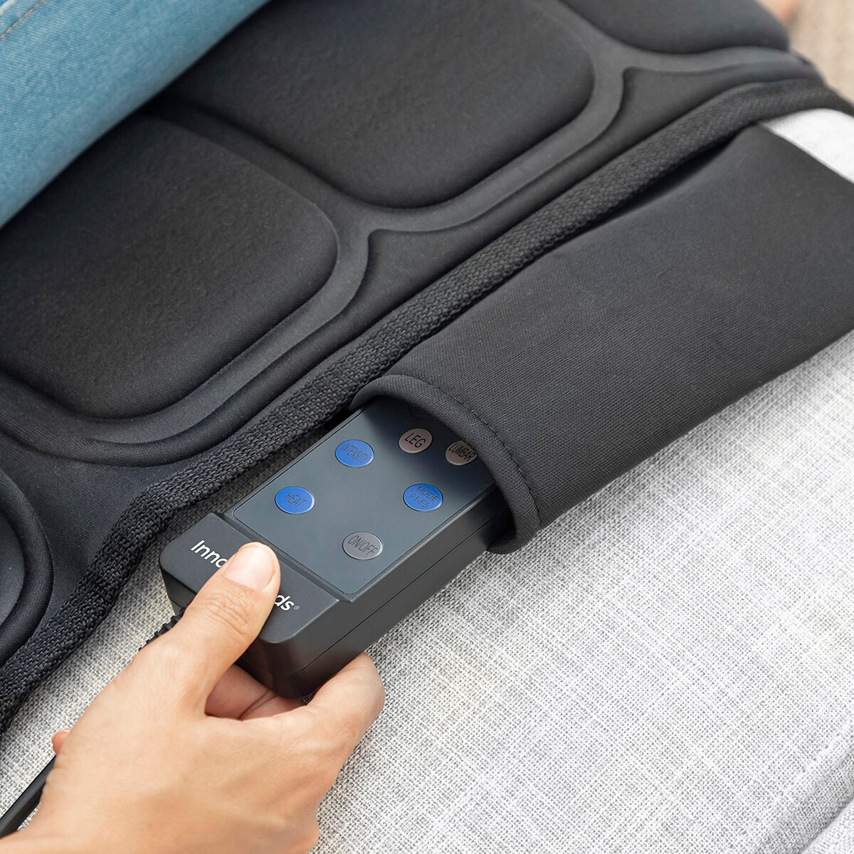 Control remoto de la esterilla de masaje corporal InnovaGoods, ideal para relax y bienestar en casa.