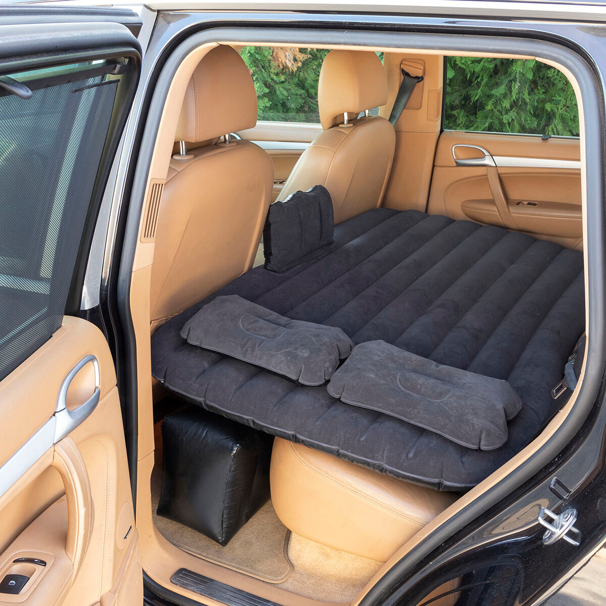 Colchón hinchable para coches Roleep InnovaGoods en el interior de un coche, cómodo y práctico para viajes.