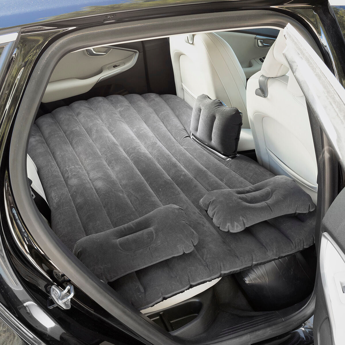 Colchón hinchable para coches Roleep InnovaGoods en el maletero de un auto, ideal para viajar y descansar.