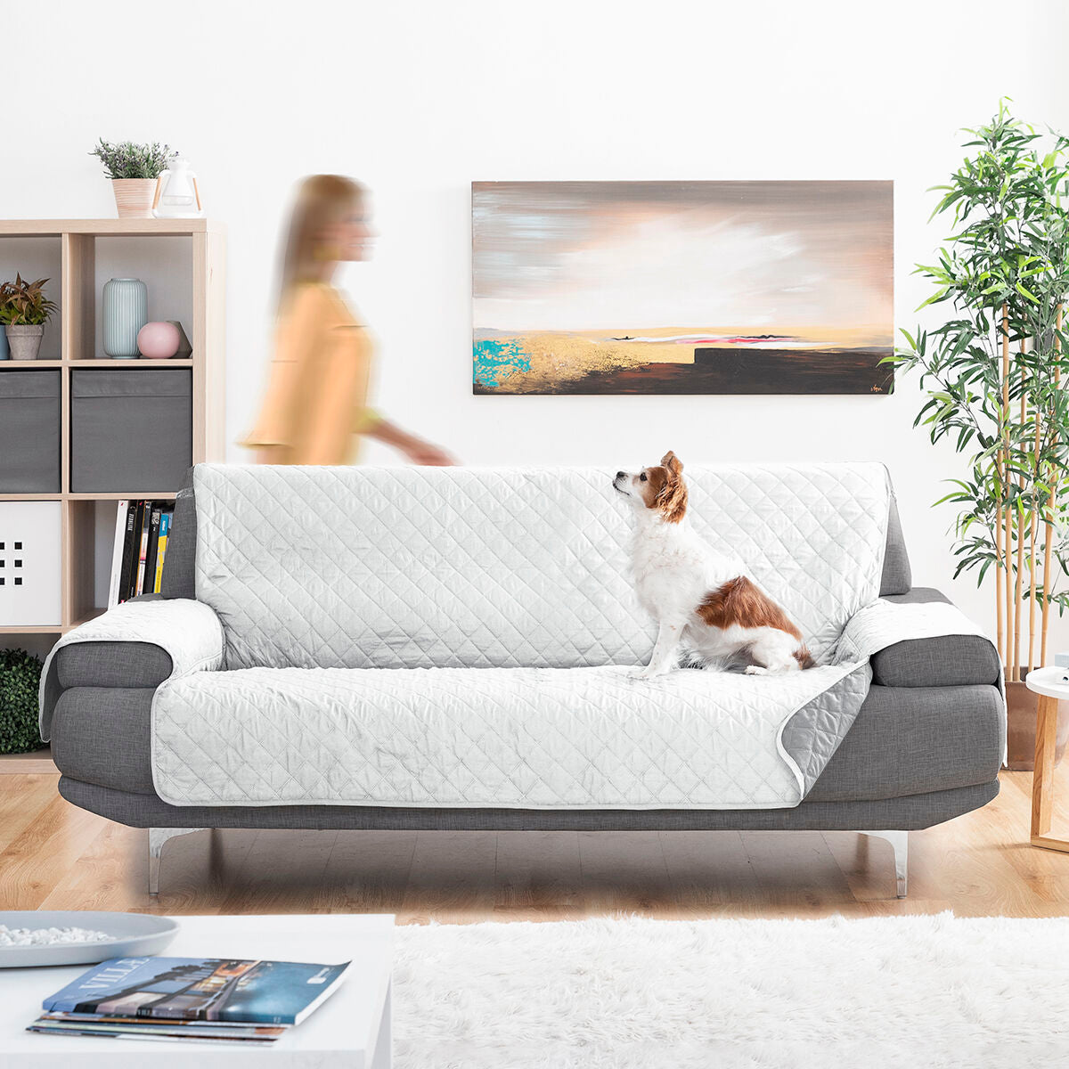 Funda Protectora Reversible para Sofá de 3 Plazas SoFree InnovaGoods con perro en sala moderna, reversible sofa protector cover.