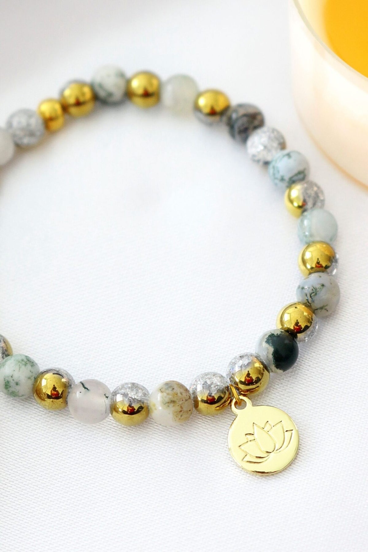 Pulsera Elástica de Ágata Musgosa | Charm Flor de Loto Baño Oro 24K | Amuleto Espiritual | Artesanal