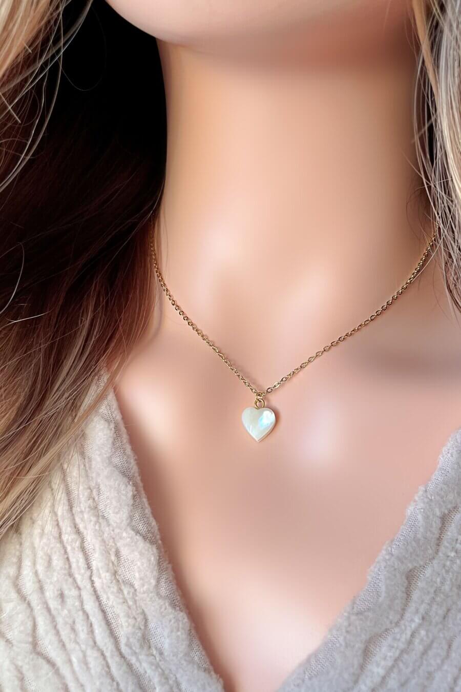 Collar de Concha Marina Natural con Corazón Bañado en Oro 24K