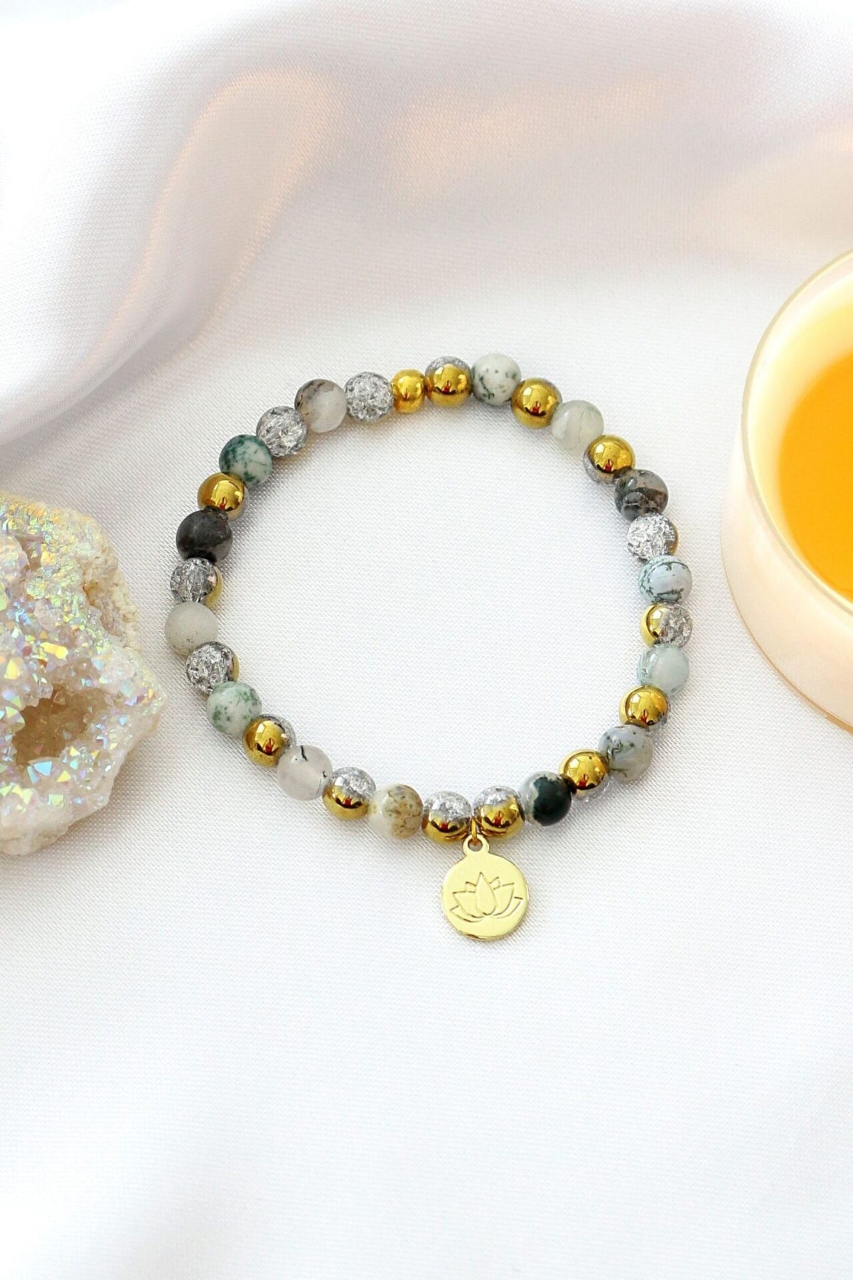 Pulsera Elástica de Ágata Musgosa | Charm Flor de Loto Baño Oro 24K | Amuleto Espiritual | Artesanal