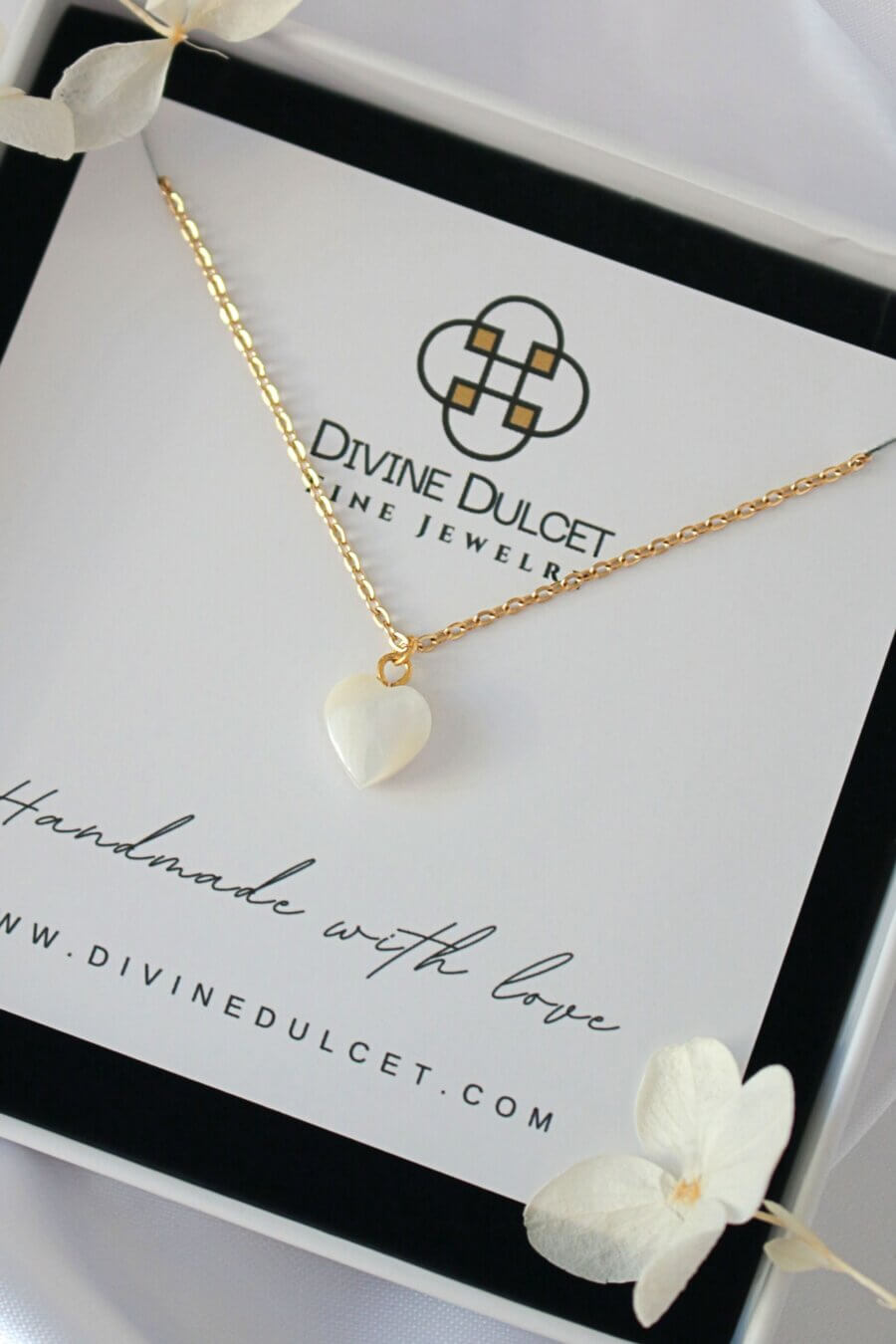 Collar de Concha Marina Natural con Corazón Bañado en Oro 24K